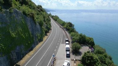 Uçurumlar ve deniz manzaralı Trieste kıyıları. Deniz kenarındaki köyler ve kirlenmemiş doğa arasında. Portopiccolo