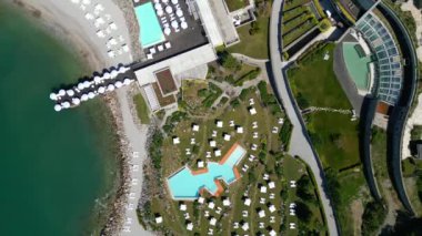 Uçurumlar ve deniz manzaralı Trieste kıyıları. Deniz kenarındaki köyler ve kirlenmemiş doğa arasında. Portopiccolo
