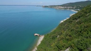 Uçurumlar ve deniz manzaralı Trieste kıyıları. Deniz kenarındaki köyler ve kirlenmemiş doğa arasında. Portopiccolo