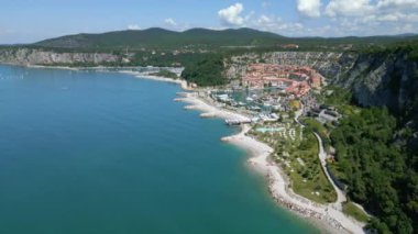 Uçurumlar ve deniz manzaralı Trieste kıyıları. Deniz kenarındaki köyler ve kirlenmemiş doğa arasında. Portopiccolo