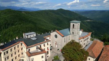 Dağların ve ormanların arasında ıssız. Kadim Marian Castelmonte mabedi. İnancın kalesi olarak güçlendirilmiş köy.