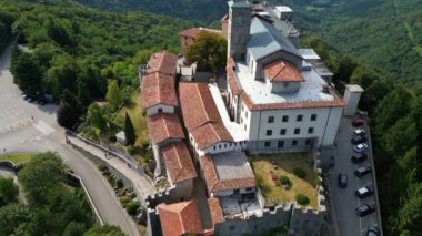 Dağların ve ormanların arasında ıssız. Kadim Marian Castelmonte mabedi. İnancın kalesi olarak güçlendirilmiş köy.