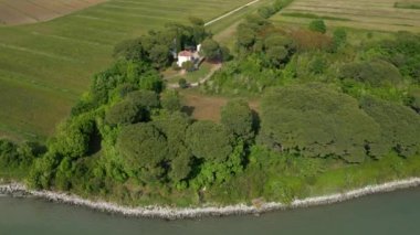 Aquileia ve Grado gölü arasındaki San Marco Kilisesi. Sular, efsaneler ve dindarlık arasında.