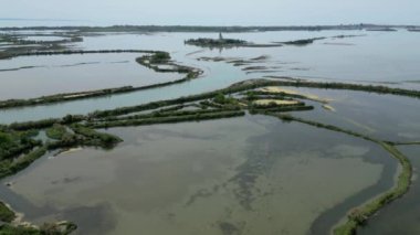 Grado Gölü yukarıdan görünüyor. Sular, adalar ve kirlenmemiş doğa arasında