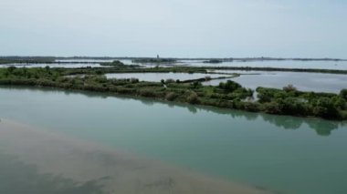 Grado Gölü yukarıdan görünüyor. Sular, adalar ve kirlenmemiş doğa arasında