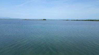 Grado Gölü yukarıdan görünüyor. Sular, adalar ve kirlenmemiş doğa arasında