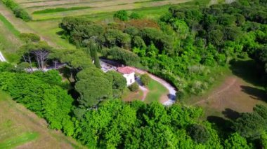Aquileia ve Grado gölü arasındaki San Marco Kilisesi. Sular, efsaneler ve dindarlık arasında.