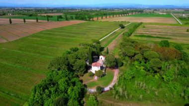 Aquileia ve Grado gölü arasındaki San Marco Kilisesi. Sular, efsaneler ve dindarlık arasında.
