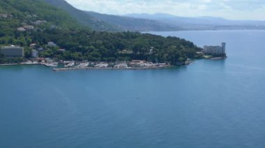 Trieste Körfezi, yüksek uçurumları ve Miramare Şatosu.