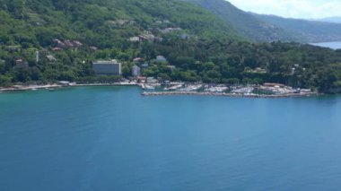Trieste Körfezi, yüksek uçurumları ve Miramare Şatosu.
