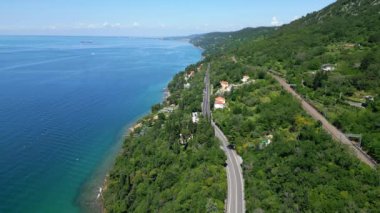 Trieste Körfezi, yüksek uçurumları ve Miramare Şatosu.