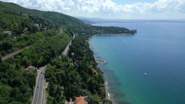 Trieste Körfezi, yüksek uçurumları ve Miramare Şatosu.