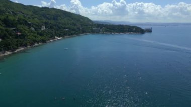 Trieste Körfezi, yüksek uçurumları ve Miramare Şatosu.