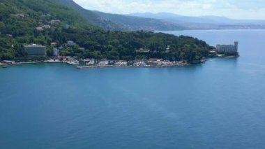 Trieste Körfezi, yüksek uçurumları ve Miramare Şatosu.