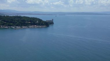Trieste Körfezi, yüksek uçurumları ve Miramare Şatosu.