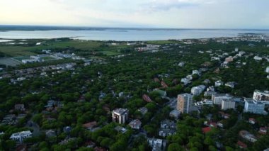 Gün batımında Lignano Pineta. Yukarıdan bak. Denizin mimarisi.
