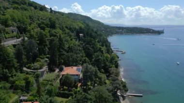 Trieste Körfezi, yüksek uçurumları ve Miramare Şatosu.