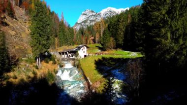 İtalya, Cima Sappada 'daki su değirmeni binasının havadan görünüşü