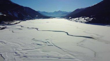 Resia Gölü 'ndeki Curon Venosta antik çan kulesinin üstünden bak.