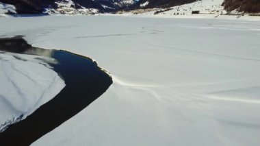 Resia Gölü 'ndeki Curon Venosta antik çan kulesinin üstünden bak.