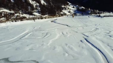 Resia Gölü 'nde kış ve eski Curon köyünün muhteşem ıssız çan kulesi Val Venosta.