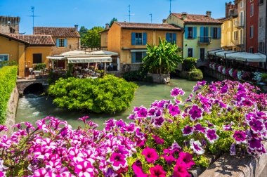 Mincio nehrinde bir yaz. Borghetto Konsolosu Mincio 'nun tarihi köyü