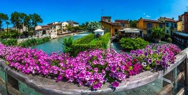 Mincio nehrinde bir yaz. Borghetto Konsolosu Mincio 'nun tarihi köyü