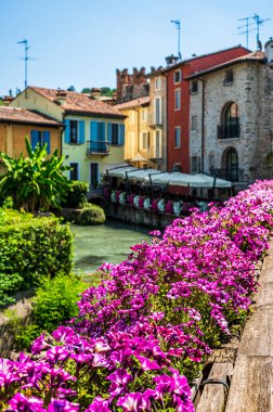 Mincio nehrinde bir yaz. Borghetto Konsolosu Mincio 'nun tarihi köyü