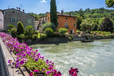 Mincio nehrinde bir yaz. Borghetto Konsolosu Mincio 'nun tarihi köyü