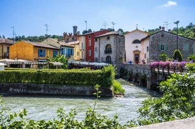 Mincio nehrinde bir yaz. Borghetto Konsolosu Mincio 'nun tarihi köyü