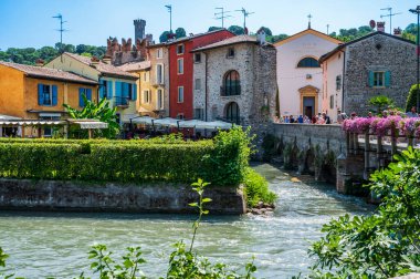 Mincio nehrinde bir yaz. Borghetto Konsolosu Mincio 'nun tarihi köyü