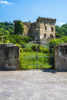 Mincio nehrinde bir yaz. Borghetto Konsolosu Mincio 'nun tarihi köyü