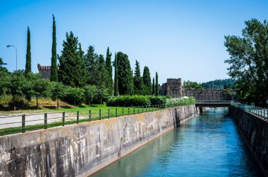 Mincio nehrinde bir yaz. Borghetto Konsolosu Mincio 'nun tarihi köyü