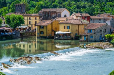 Mincio nehrinde bir yaz. Borghetto Konsolosu Mincio 'nun tarihi köyü