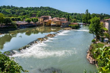 Mincio nehrinde bir yaz. Borghetto Konsolosu Mincio 'nun tarihi köyü