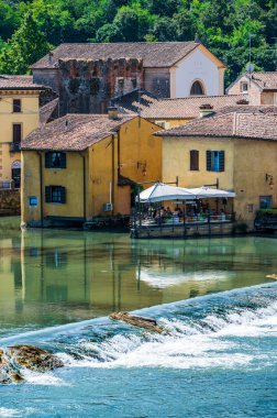 Mincio nehrinde bir yaz. Borghetto Konsolosu Mincio 'nun tarihi köyü