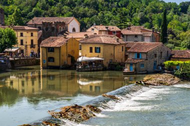 Mincio nehrinde bir yaz. Borghetto Konsolosu Mincio 'nun tarihi köyü