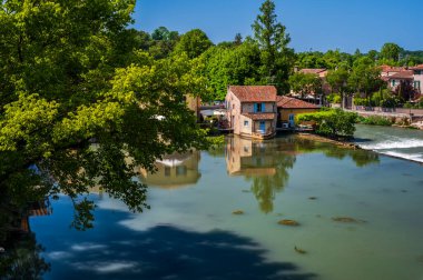 Mincio nehrinde bir yaz. Borghetto Konsolosu Mincio 'nun tarihi köyü