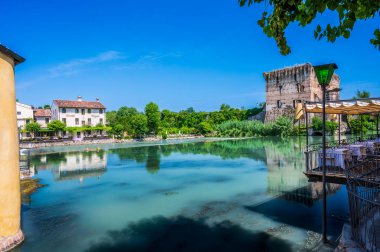Mincio nehrinde bir yaz. Borghetto Konsolosu Mincio 'nun tarihi köyü