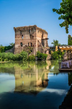 Mincio nehrinde bir yaz. Borghetto Konsolosu Mincio 'nun tarihi köyü