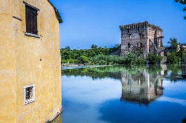 Mincio nehrinde bir yaz. Borghetto Konsolosu Mincio 'nun tarihi köyü