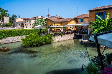 Mincio nehrinde bir yaz. Borghetto Konsolosu Mincio 'nun tarihi köyü