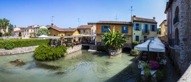 Mincio nehrinde bir yaz. Borghetto Konsolosu Mincio 'nun tarihi köyü