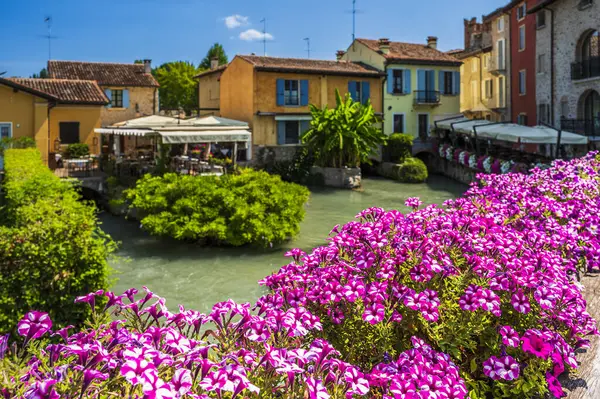 Mincio nehrinde bir yaz. Borghetto Konsolosu Mincio 'nun tarihi köyü