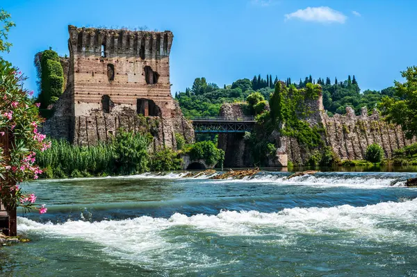 Mincio nehrinde bir yaz. Borghetto Konsolosu Mincio 'nun tarihi köyü