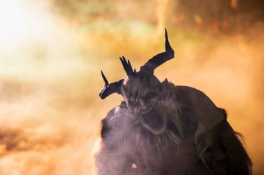 Noel şeytanları. Krampus alevler içinde. Friuli dağlarının doğum geleneği - 18 Kasım 2023