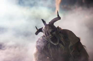 Noel şeytanları. Krampus alevler içinde. Friuli dağlarının doğum geleneği - 18 Kasım 2023
