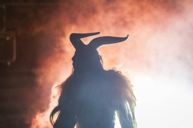 Noel şeytanları. Krampus alevler içinde. Friuli dağlarının doğum geleneği - 18 Kasım 2023