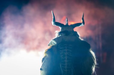 Noel şeytanları. Krampus alevler içinde. Friuli dağlarının doğum geleneği - 18 Kasım 2023