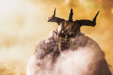 Noel şeytanları. Krampus alevler içinde. Friuli dağlarının doğum geleneği - 18 Kasım 2023